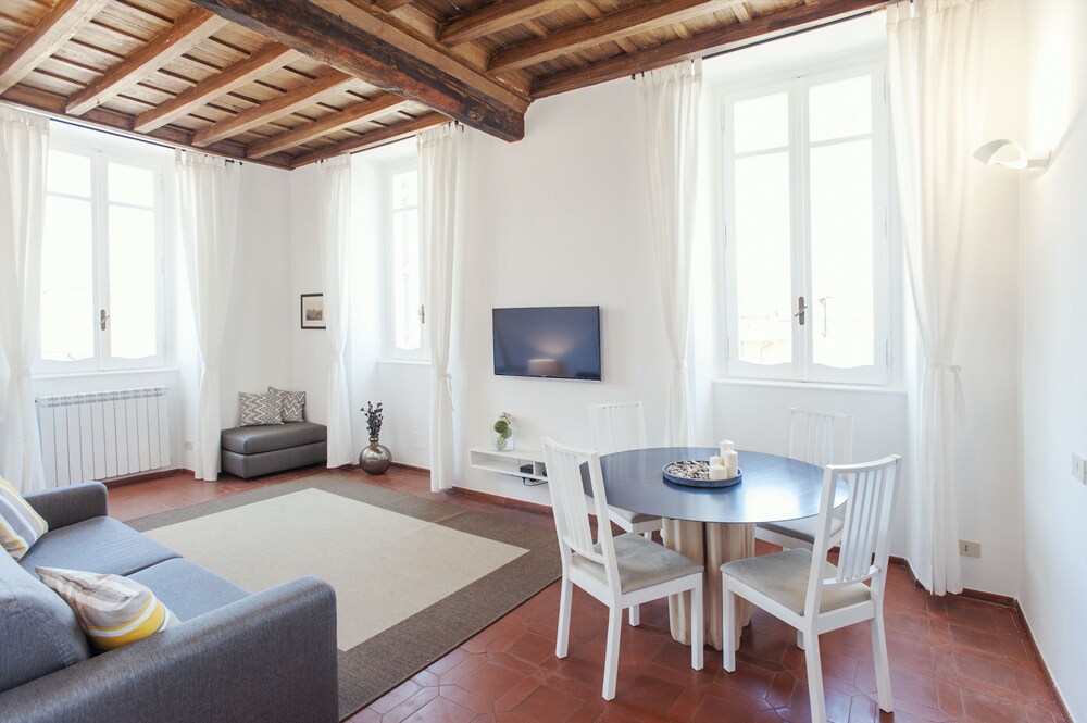 Lungaretta 3 WR Apartments — 4-Star Luxury Hotel in Rome, Italy