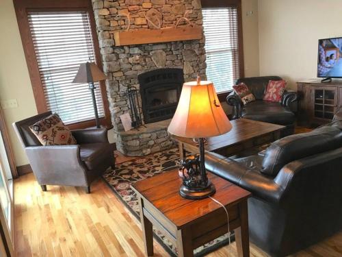 Elkstone Panoramic Views from Blowing Rock to Grandfather in Blowing Rock, United States