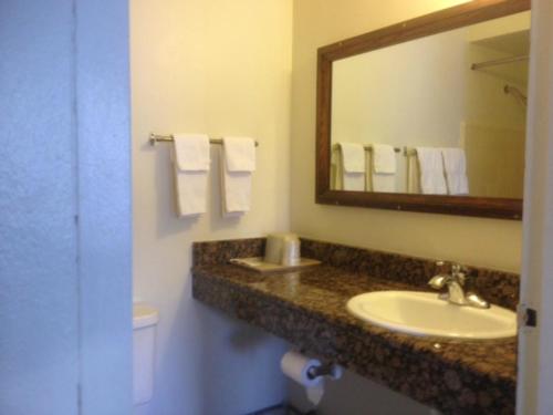 Economy Inn - photo 17