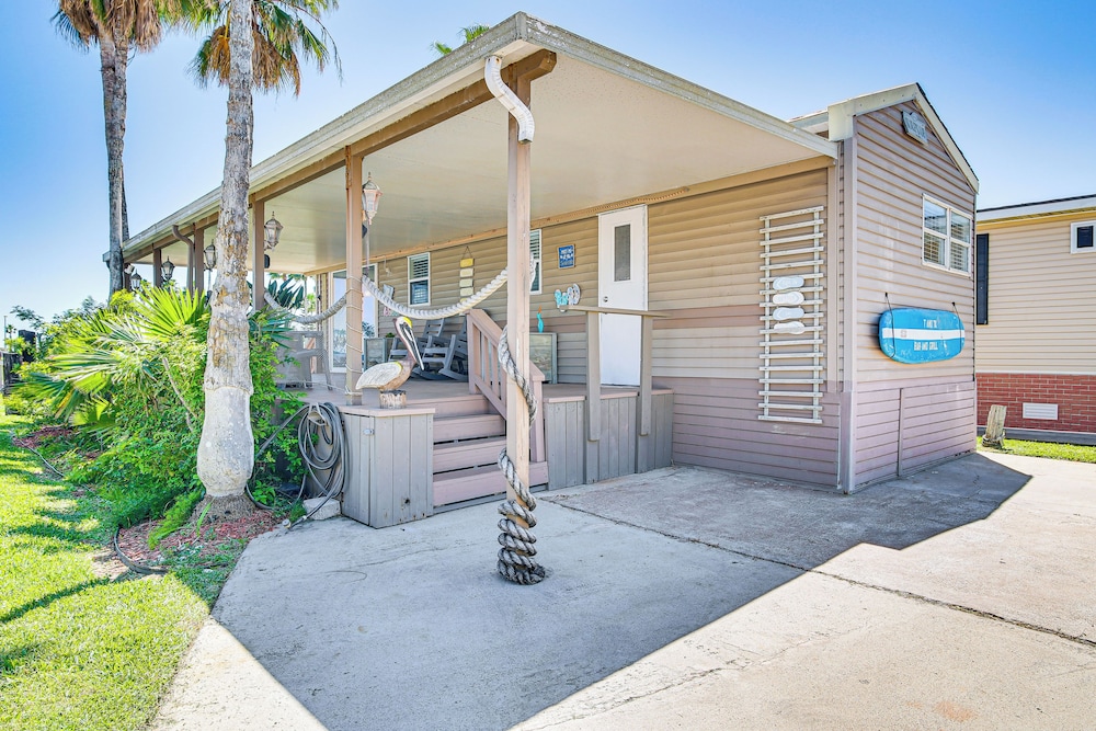 Resort style Perks & Deck at Port Isabel Home - photo 9