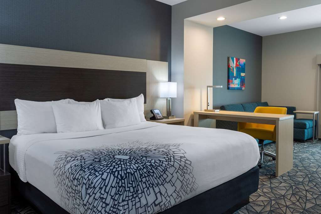 La Quinta Inn & Suites by Wyndham Shorewood - photo 26