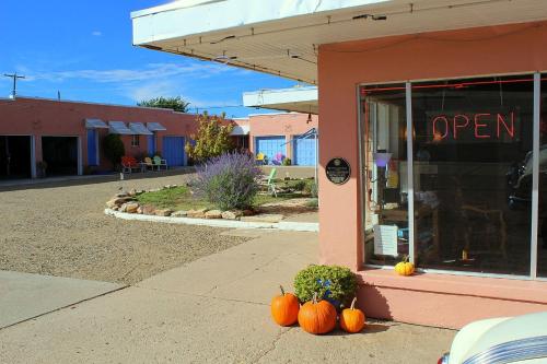 Blue Swallow Motel - photo 36