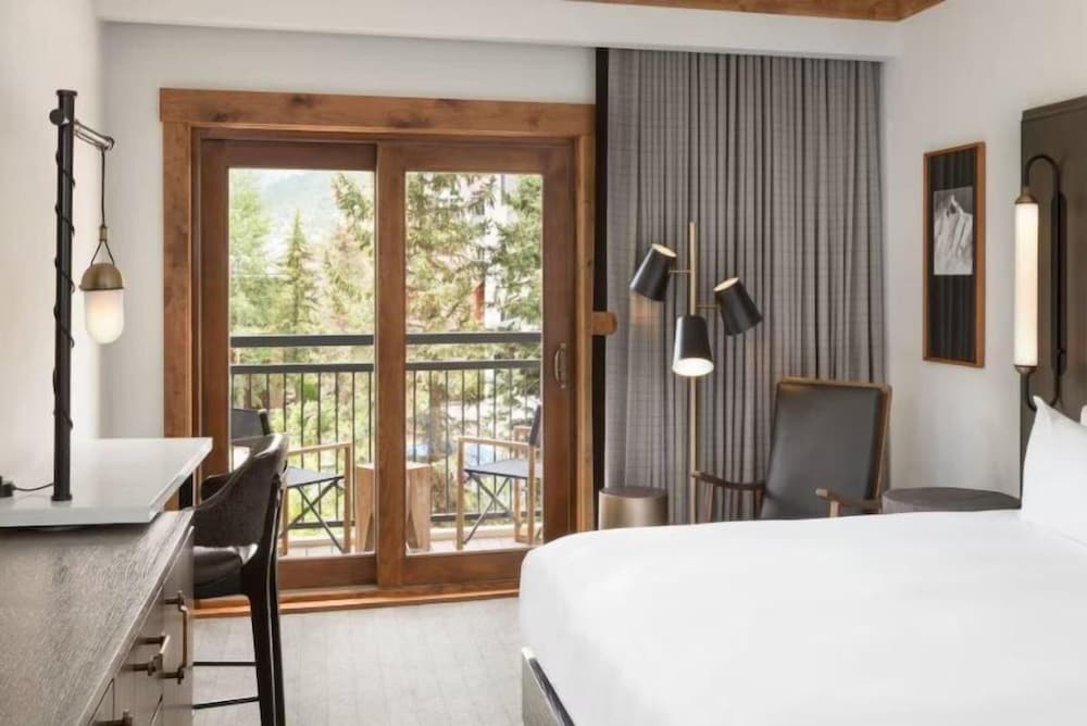 Luxury Hotel Room With King Bed in Lionshead Village in Vail, United States