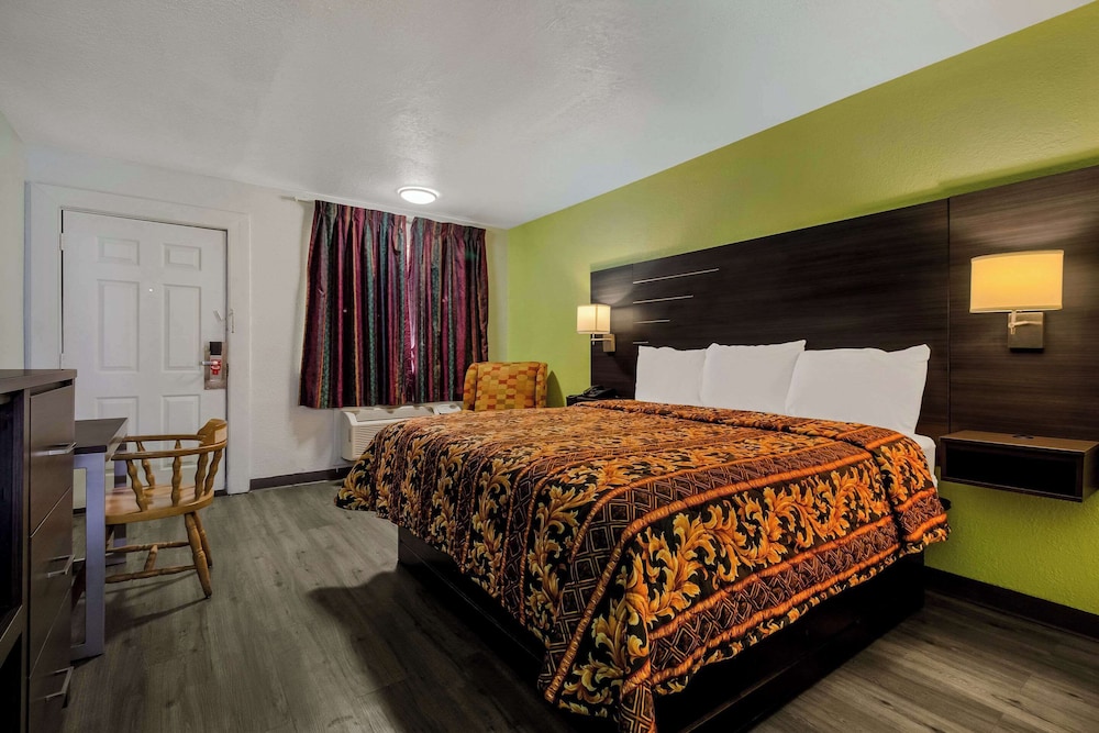 Rodeway Inn Conference Center - photo 12