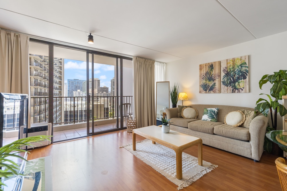 Spacious and Comfortable Ocean View Waikiki Banyan Condo FREE Parking by Koko Resort Vacation Rentals - photo 9