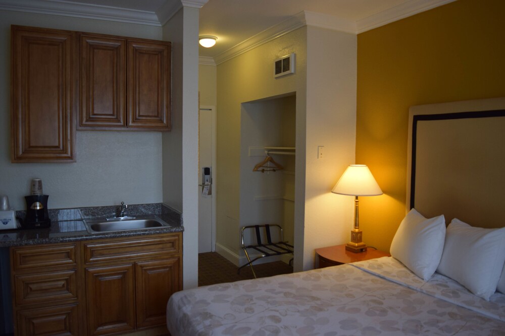 Americas Best Value Inn & Suites Soma - photo 8