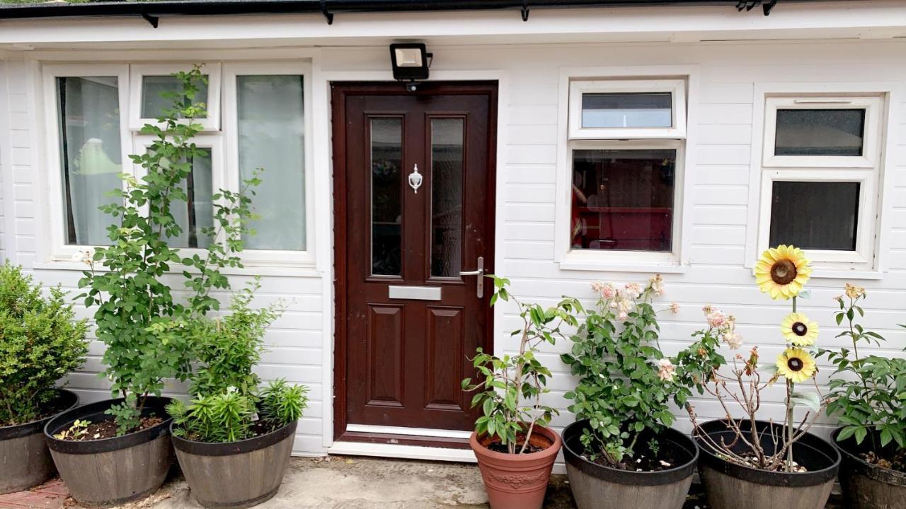 Mon Repos 24hr Heathrow Airport — Feltham