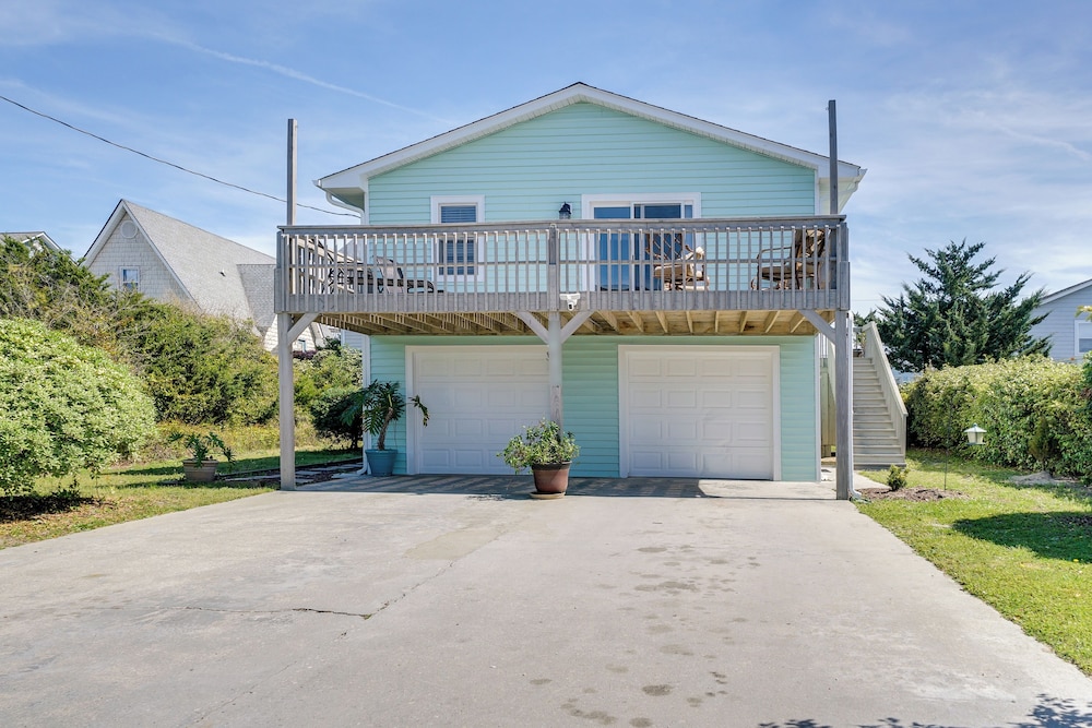 Charming Surf City Beach House Walk to Ocean — 4-Star Luxury Hotel in Santa Cruz, United States