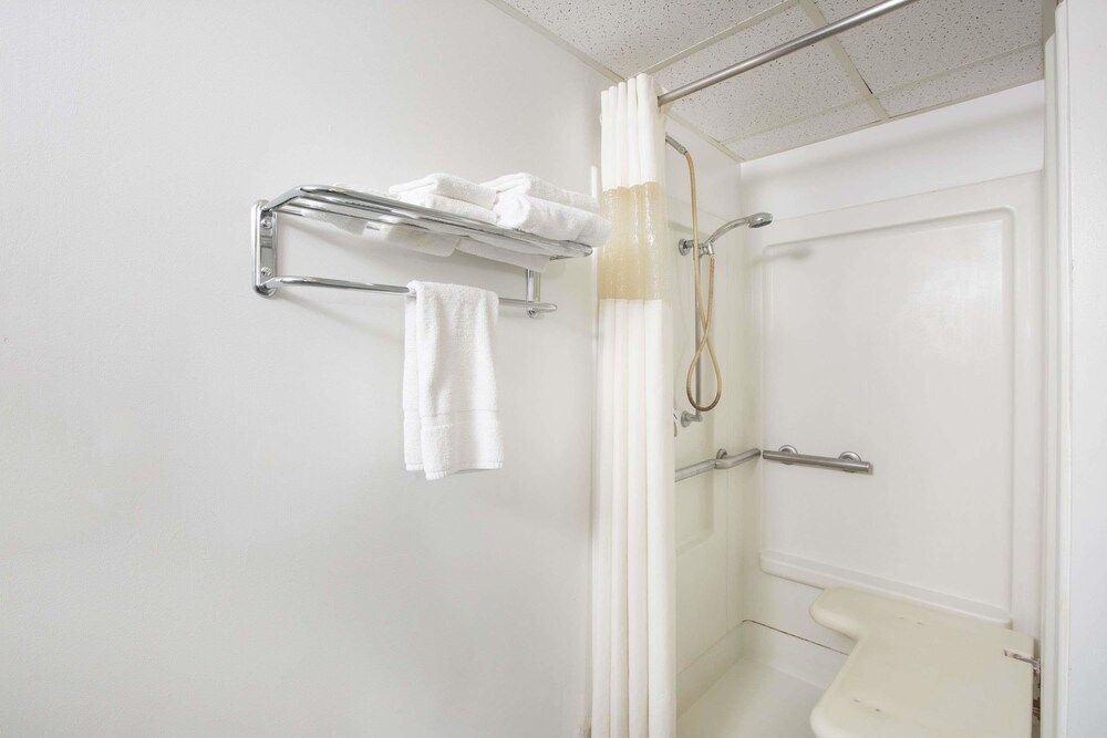 Travelodge By Wyndham Great Bend - photo 7