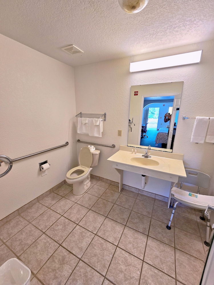 Garden Inn and Suites near Callaway Gardens Pine Mountain - photo 5