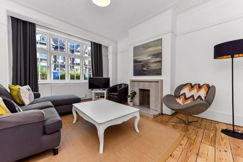 Beautiful Family Victorian Home — 4-Star Luxury Hotel in London, United Kingdom