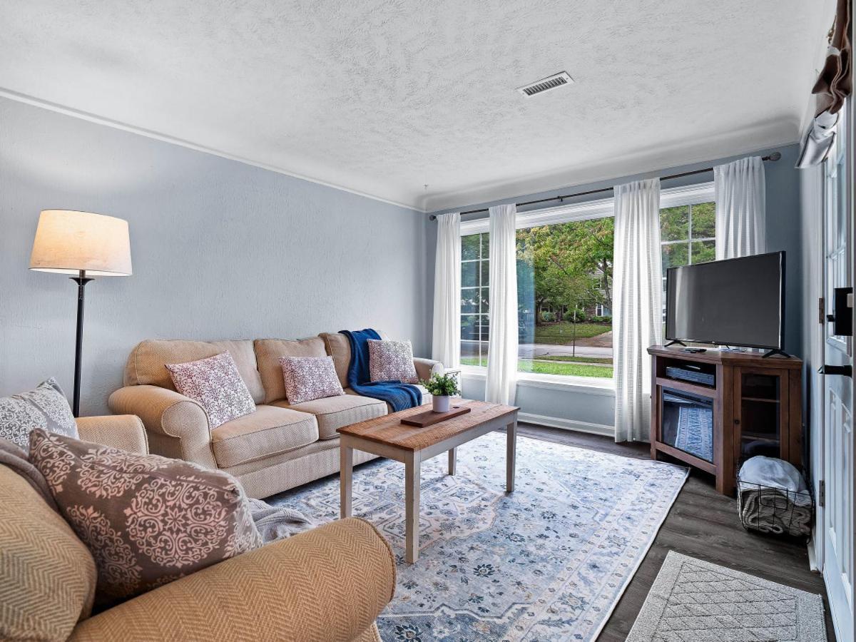 Modern 3Bed Home Near CLE With Private Backyard — 4-Star Luxury Hotel in Parma Heights, United States