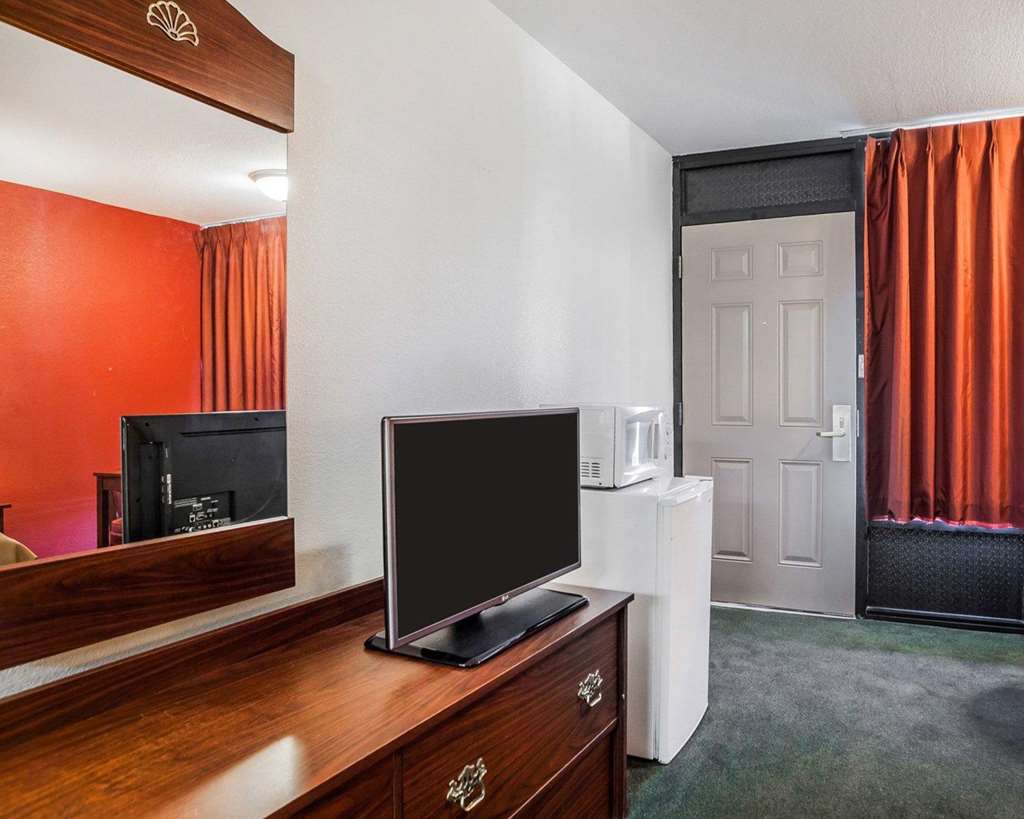 Econo Lodge Jefferson City - photo 22