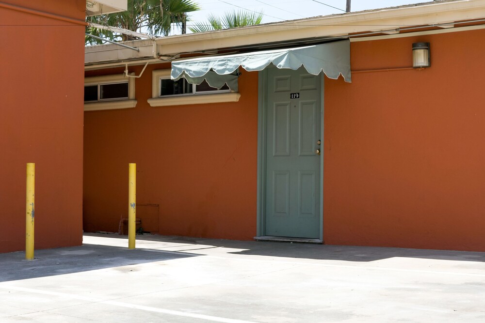 Merle Motel - photo 33