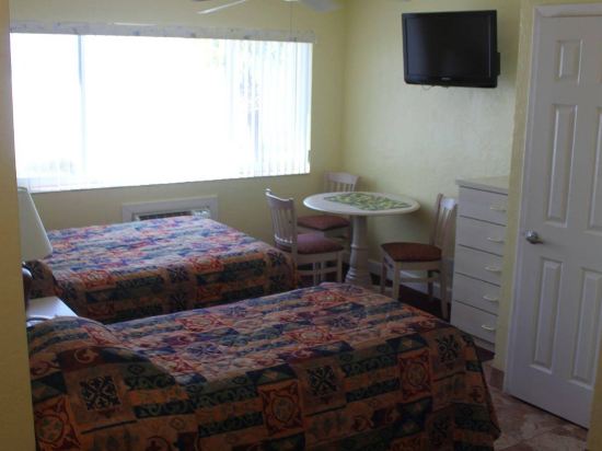 Page Terrace Beachfront Hotel - photo 13