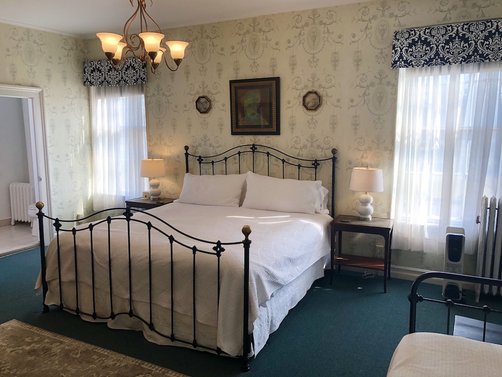 Rogues Harbor Inn - photo 7