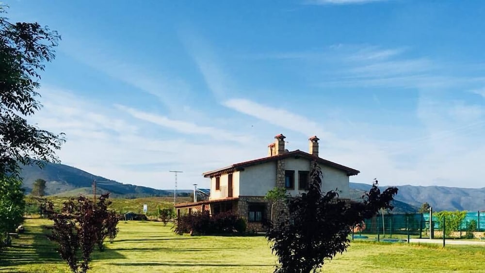 Apartamentos Rurales La Fatela — 4-Star Luxury Hotel in Perales Del Puerto, Spain