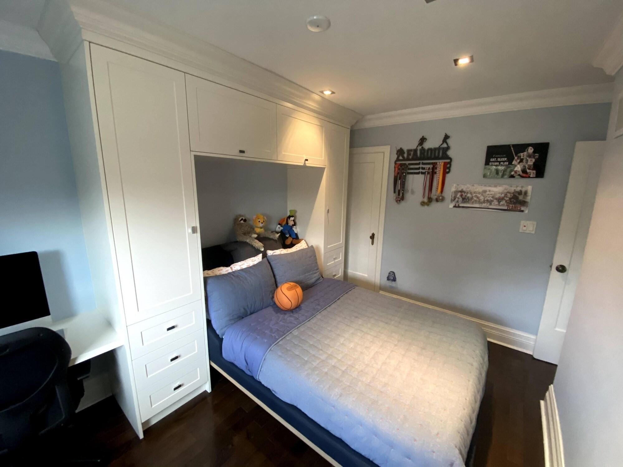 Leaside Rental with Great Backyard & Pool — 4-Star Luxury Hotel in Toronto, Canada