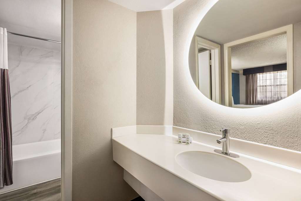 La Quinta Inn by Wyndham San Antonio I 35 N at Toepperwein - photo 21