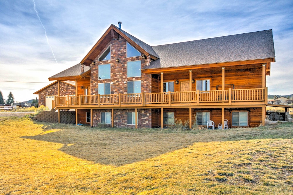 Rustic Bryce Canyon Home with Deck on Sevier River — 4-Star Luxury Hotel in Hatch, United States