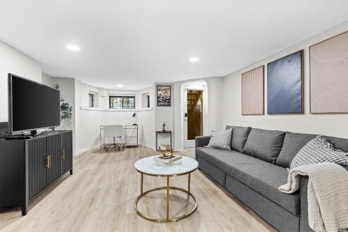 Spacious NW Apt Steps to 14th Street Corridor — 4-Star Luxury Hotel in Washington, United States