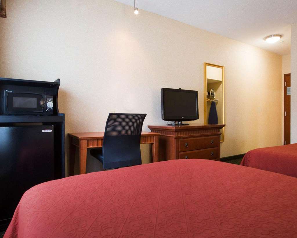 Econo Lodge Glens Falls Lake George - photo 12