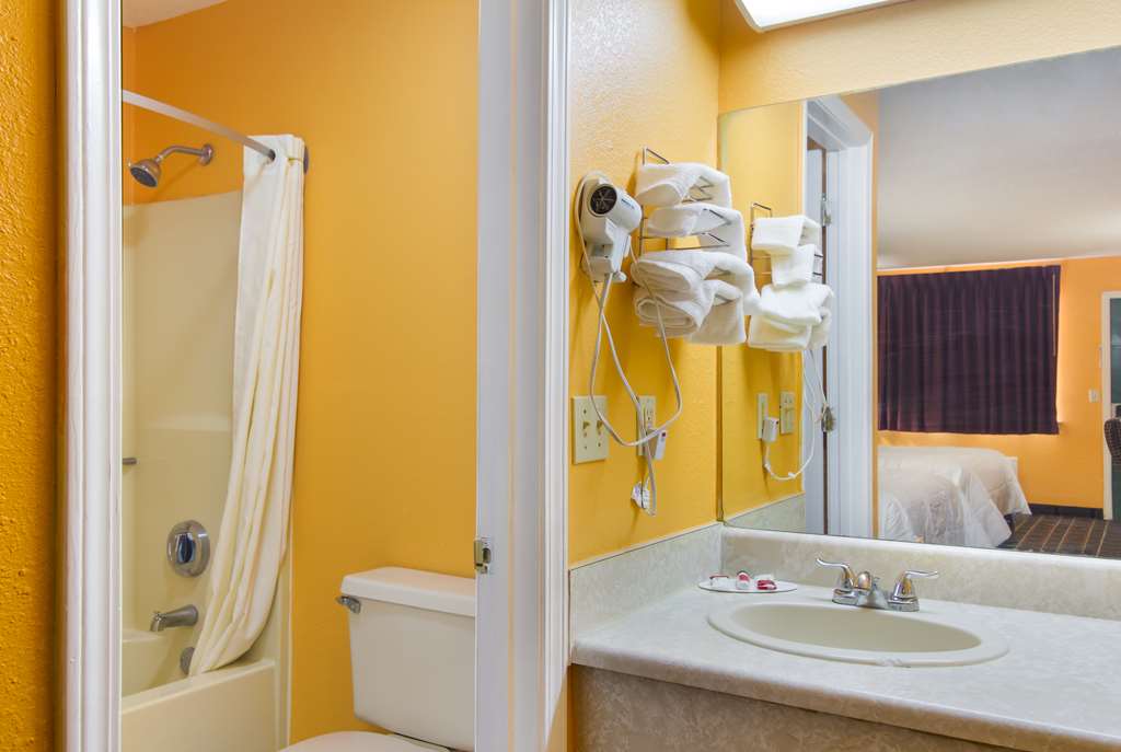 Americas Best Value Inn Darien - photo 22