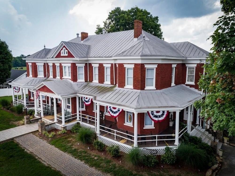 Grand Victorian Inn - photo 32