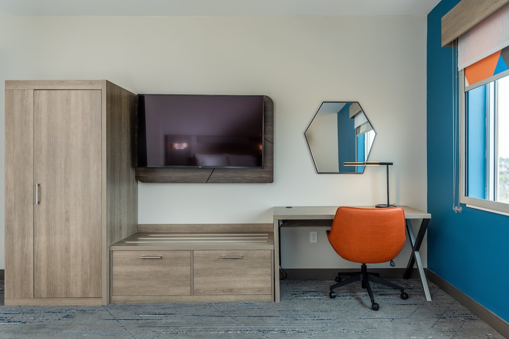 Holiday Inn Express & Suites Charlottesville by IHG - photo 63