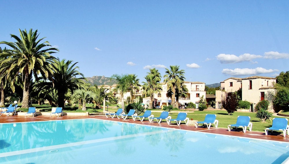 Residence con piscina a 250 mt dal mare — 4-Star Luxury Hotel in Pula, Italy
