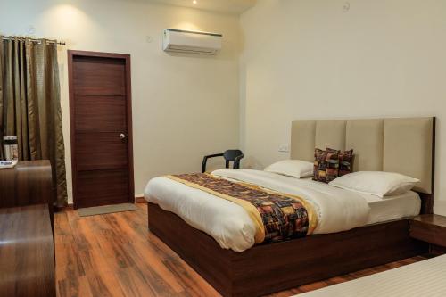 De Manora Homes Unpretentious hotel with a garden posh area Ranjit Avenue