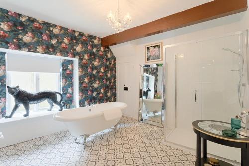 Killorglin Irish Pub with Hot Tub That Sleeps 19