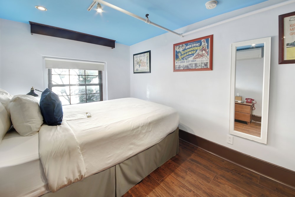 Chelsea Pines Inn - photo 60