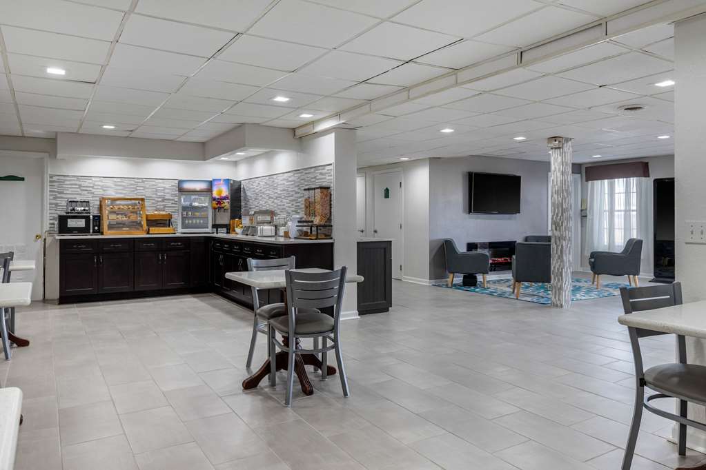 Econo Lodge at the University - photo 29
