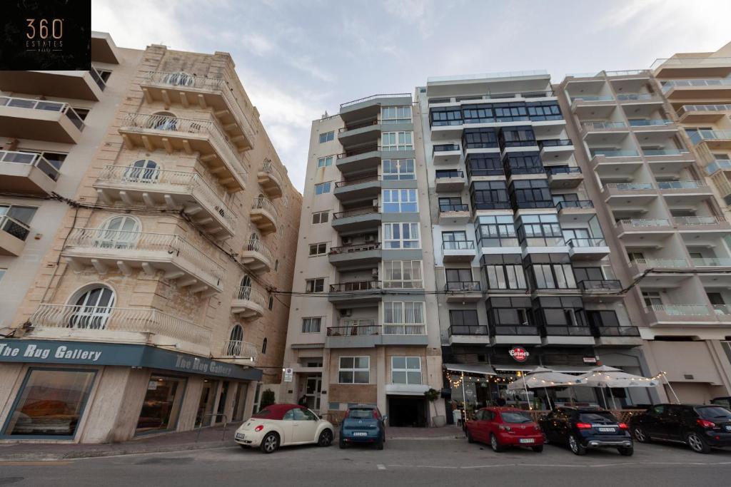 Spacious seafront home with terrace BBQ & Views by 360 Estates — 4-Star Luxury Hotel in Sliema, Malta
