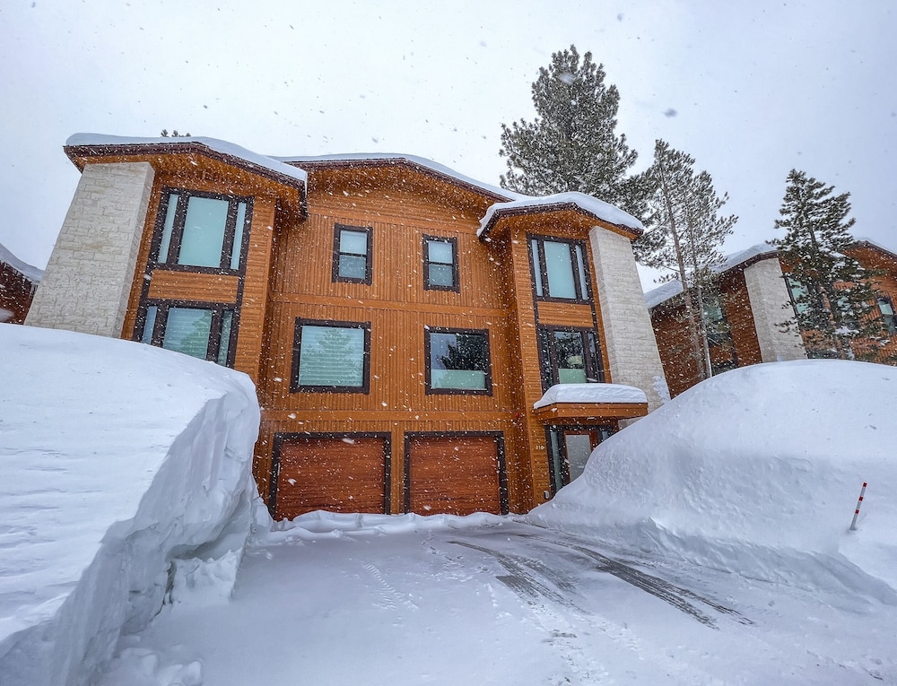 Obsidian Serenity private Hot Tub in Mammoth Lakes, United States