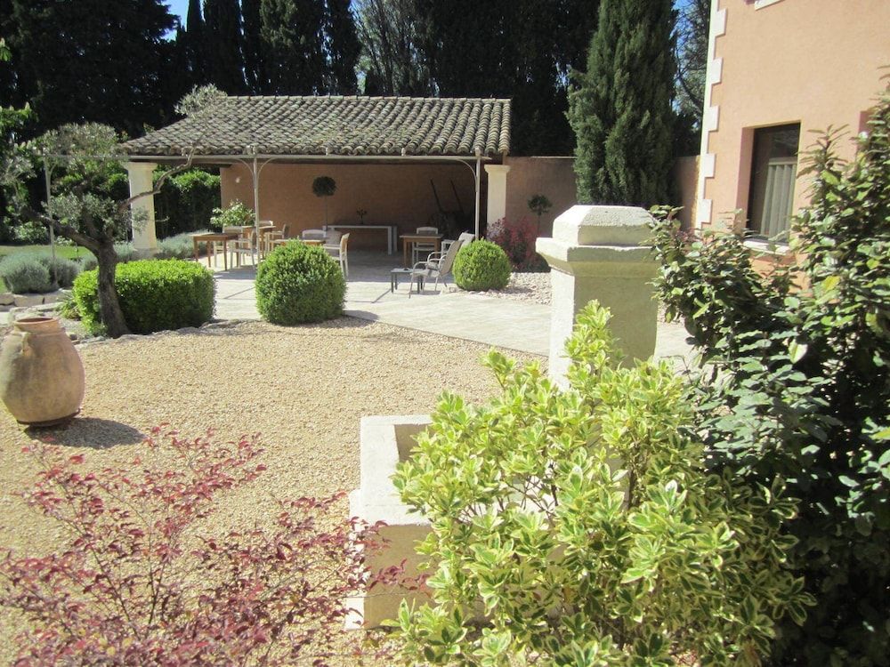 Le Clos Des Cypres in Graveson, France