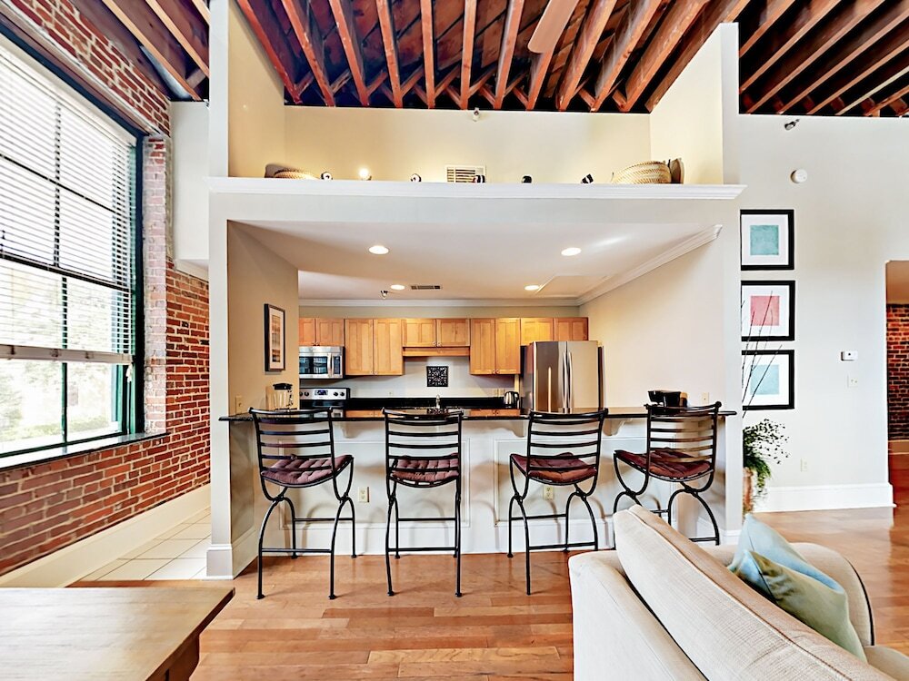 West End Loft Downtown 5 min walk to River St — 4-Star Luxury Hotel in Savannah, United States
