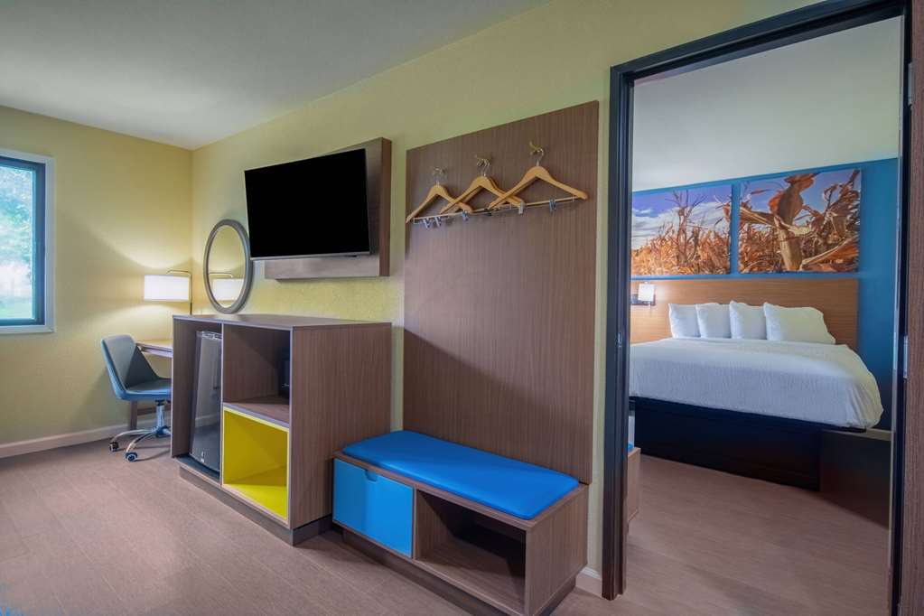 Days Inn & Suites by Wyndham Waterloo - photo 30