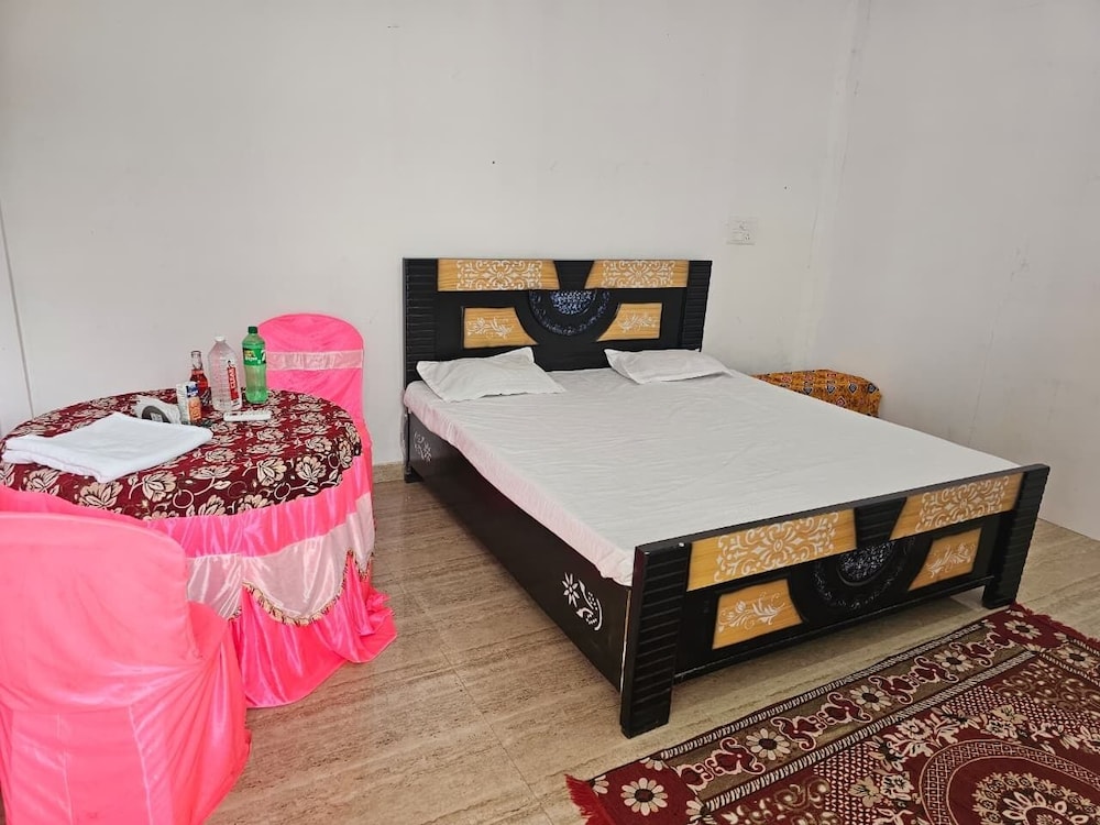 Lama Hotel in Jahanabad, India