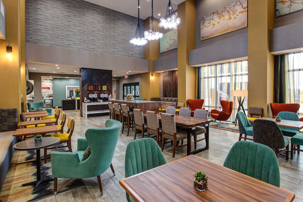 Hampton Inn & Suites Wichita Airport - photo 20