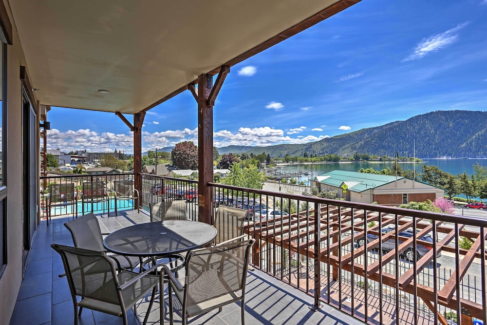 Modern Manson Condo with Pool and Lake Chelan Views — 4-Star Luxury Hotel in Manson, United States