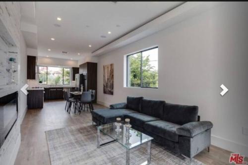 2 Luxury Modern 8 Bedroom Home with Rooftop Decks — 4-Star Luxury Hotel in Los Angeles, United States
