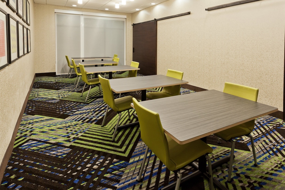 Holiday Inn Express & Suites Fayetteville by IHG - photo 33