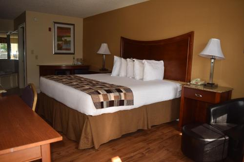 Atkinson Inn & Suites - photo 13