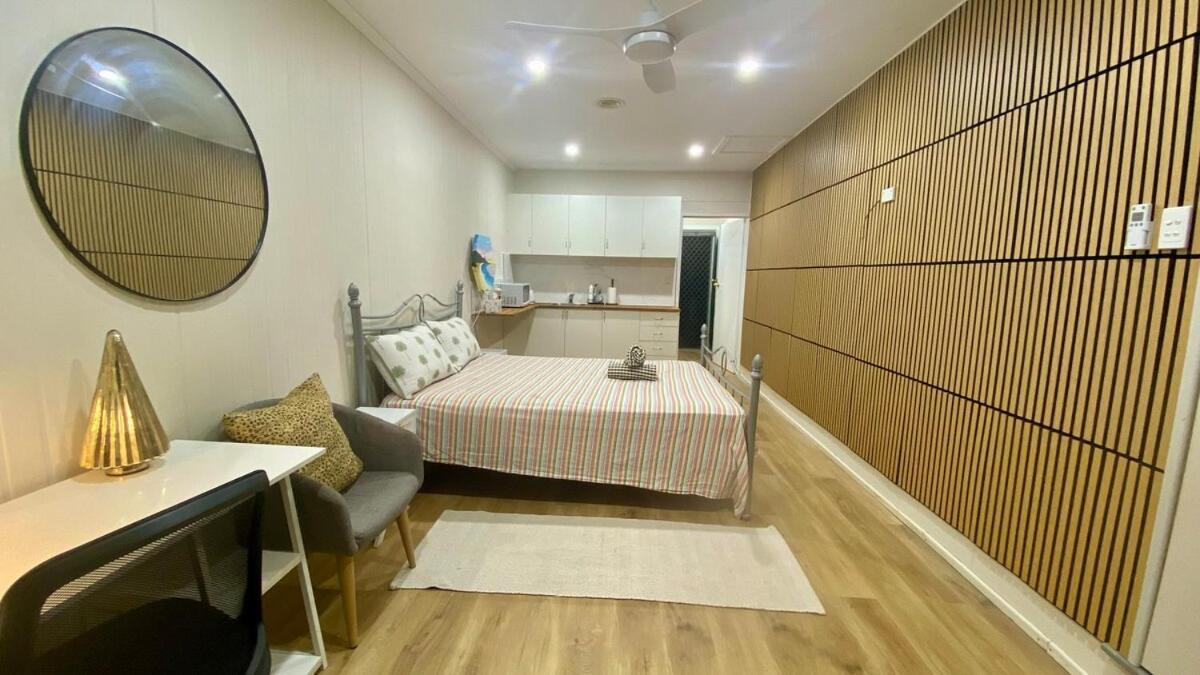 Spacious 4 Bedroom house in a shared property — 4-Star Luxury Hotel in Harristown, Australia