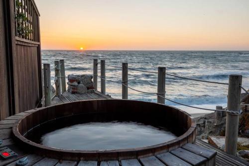 Walk to the Beach from this Ocean Front Home — 4-Star Luxury Hotel in Moss Beach, United States
