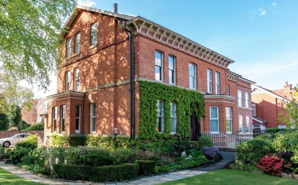 OYO Cornerstone Manor Hotel — hotel in Sale