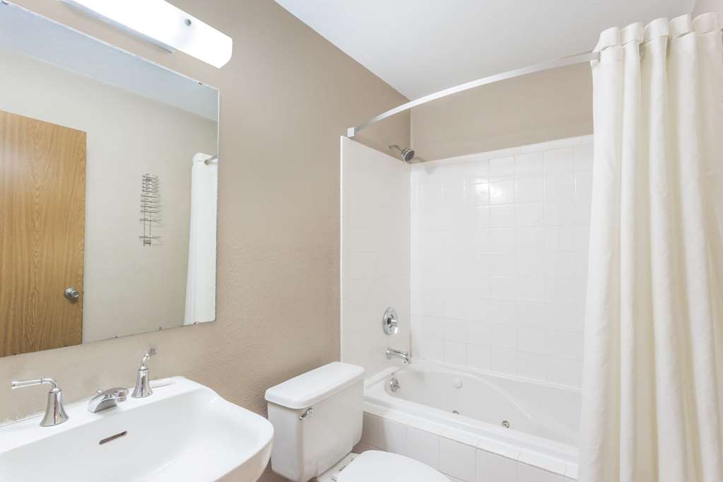Super 8 by Wyndham Kenosha Pleasant Prairie - photo 7