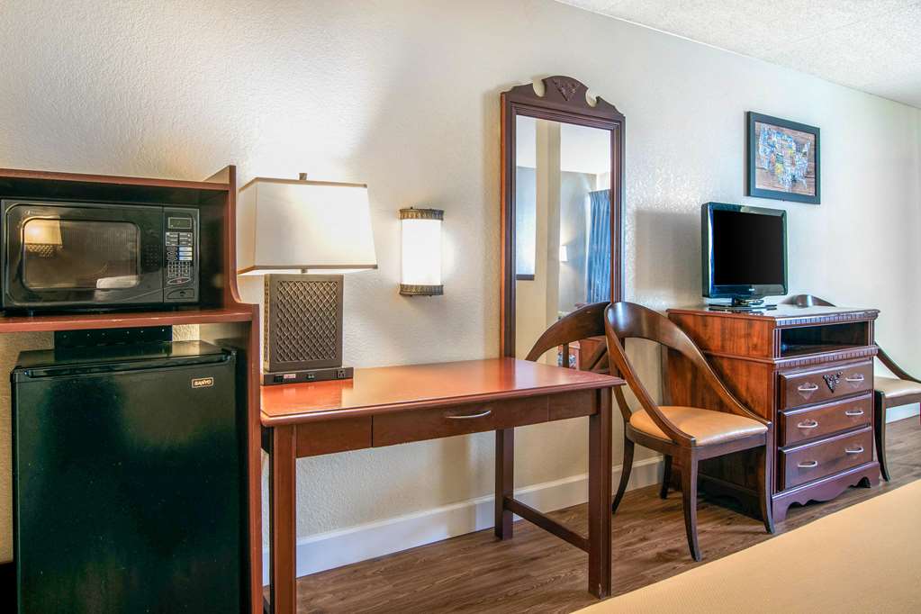 Econo Lodge Inn & Suites near Chickamauga Battlefield - photo 24